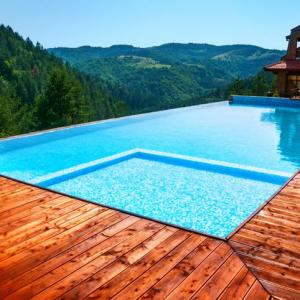 Construction de piscine en béton à Annecy- Istock 174864753